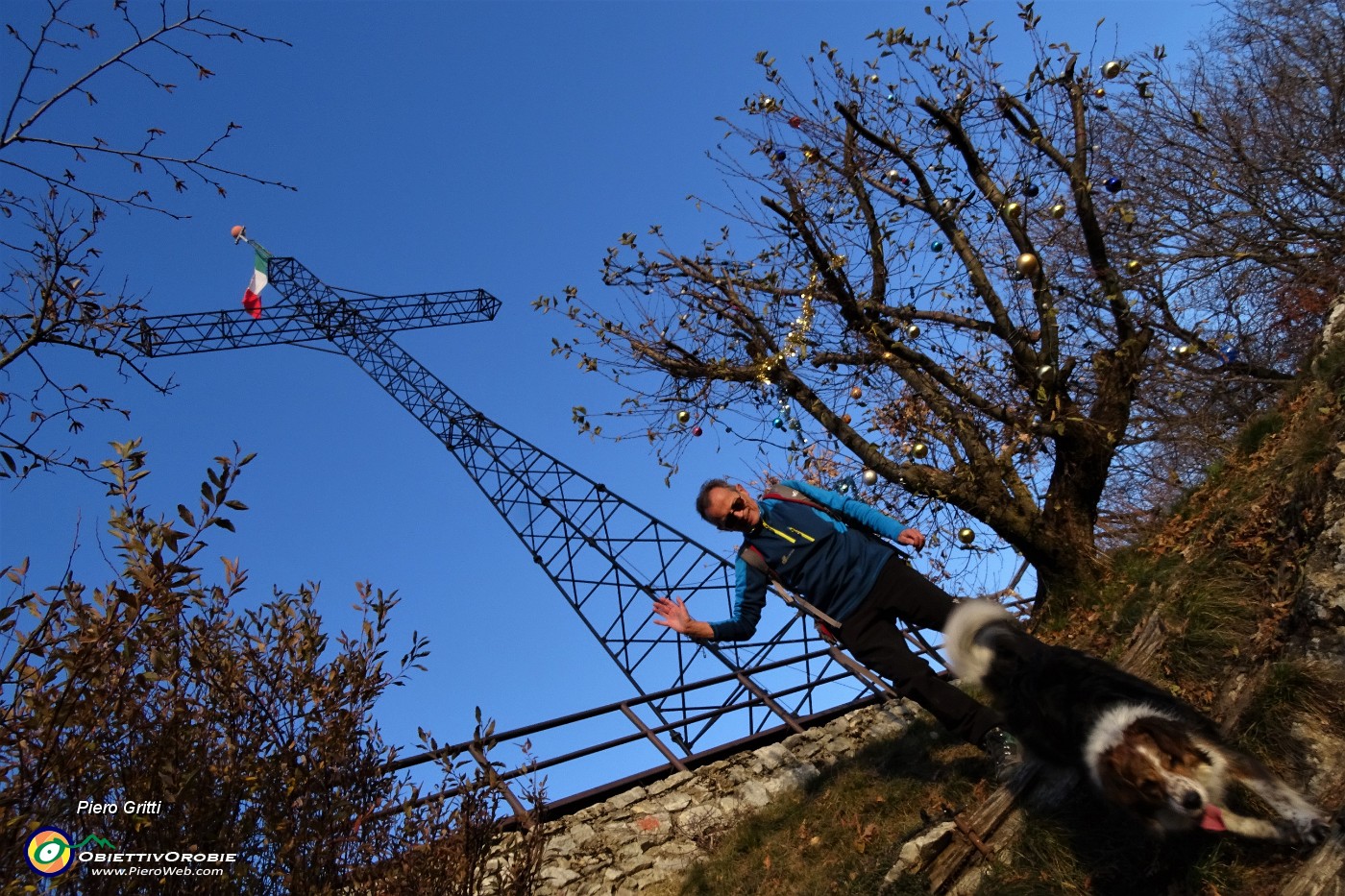 70 Alla croce del Monte Ubione (895 m).JPG